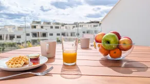 Sunny Hills mediterranean style apartment - Image 2