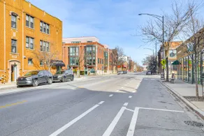 Walk to Blue Line: Sleek Apartment in Bucktown! - Image 3