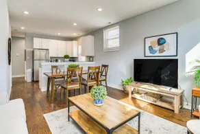 Walk to Blue Line: Sleek Apartment in Bucktown! - Image 5