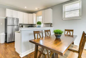 Walk to Blue Line: Sleek Apartment in Bucktown! - Image 2