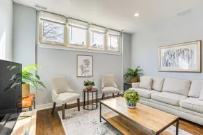 Walk to Blue Line: Sleek Apartment in Bucktown! - Image 4