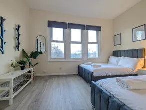 Modern Apartment Near Manchester City Centre - Image 3
