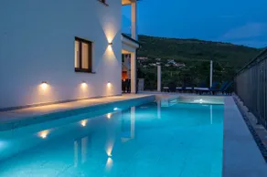 Luxurious private villa with pool near the sea - Image 4