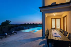 Luxurious private villa with pool near the sea - Image 5