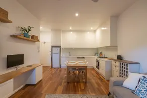 Alfresco Modern Camperdown Apartment w/ Parking - Image 3