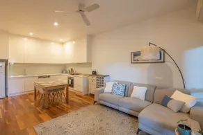 Alfresco Modern Camperdown Apartment w/ Parking - Image 2