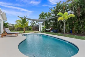 4/3 Walk to Beach, Heated Pool, Sleeps 8, Treefort - Image 2