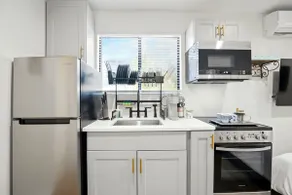 Murray Hill Gem w/ Kitchen, AC & Self Check-In - Image 3