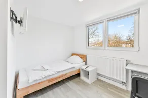 3 Bedrooms | Single Beds | Parking | Kitchen - Image 2