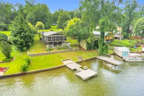 3/2 Lake Front - Hot Tub - 2 King Beds - Sleeps 8 - Image 2