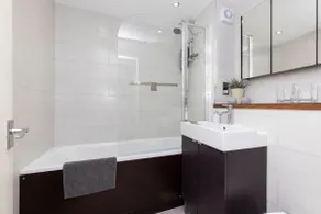 Stylish Ground Floor Apartment with Sea Views - Image 3