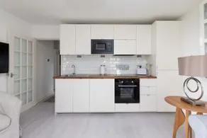 Stylish Ground Floor Apartment with Sea Views - Image 4