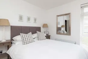 Stylish Ground Floor Apartment with Sea Views - Image 2