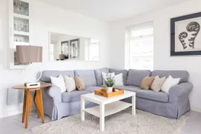 Stylish Ground Floor Apartment with Sea Views - Image 5