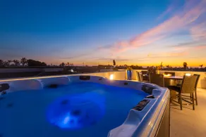Sunset Serenity by Avantstay Rooftop w/ Hot Tub & Fire Pit, 3 Blocks to Beach! - Image 2