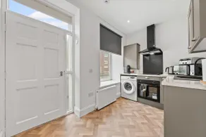 Beautifully renovated, modern 1 bedroom house - Image 3