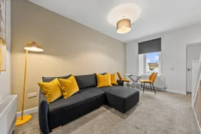 Beautifully renovated, modern 1 bedroom house - Image 5