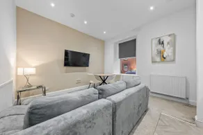 1-Bed Flat in Alexandria - Free Parking - Image 5