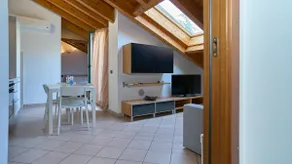 App 19 Elegante Mansarda con Terrazzo e Parcheggio - Image 5
