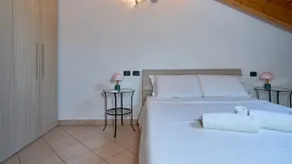 App 19 Elegante Mansarda con Terrazzo e Parcheggio - Image 2