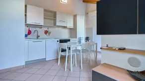 App 19 Elegante Mansarda con Terrazzo e Parcheggio - Image 3