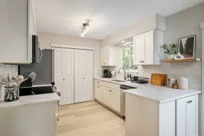 Spectacular Single Level Estate, Pet Friendly - Image 4