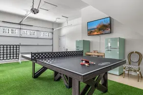 Walk to Beach, Coffee Shops! Hot tub & Game Room! - Image 3