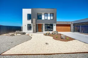 Luxury Family Waterfront Home - 93 Victoria Pde - Image 3