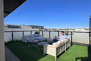The Elevated Escape 5B w Rooftop, Parking x4, AC - Image 4