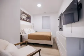 6 Min to UChicago | Free Parking | Lux Condo - Image 4