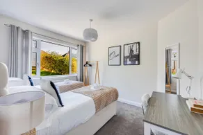 Charming Detached Bungalow - Close to Town Centre - Driveway Parking, Self-Check-In, Fast WiFi and Garden by Yoko Property - Image 3