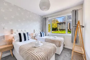 Charming Detached Bungalow - Close to Town Centre - Driveway Parking, Self-Check-In, Fast WiFi and Garden by Yoko Property - Image 2
