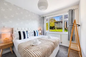 Charming Detached Bungalow - Close to Town Centre - Driveway Parking, Self-Check-In, Fast WiFi and Garden by Yoko Property - Image 4