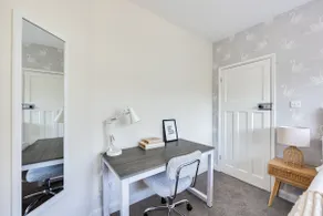 Charming Detached Bungalow - Close to Town Centre - Driveway Parking, Self-Check-In, Fast WiFi and Garden by Yoko Property - Image 5