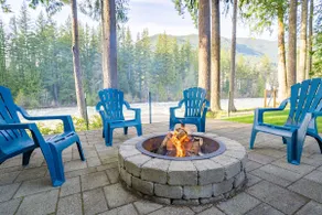 Riverfront - Fire Pit, Hot Tub, Putting Green! - Image 4