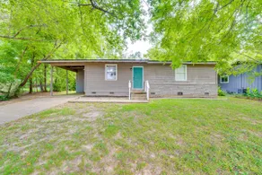 4 Mi to Dtwn: Dog-friendly Fayetteville Home - Image 3
