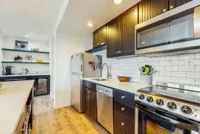 Beautiful condo at Seventh Mountain with shared ho - Image 3
