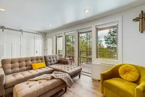 Beautiful condo at Seventh Mountain with shared ho - Image 2