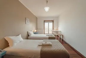 Espinho Modern 3 Bedroom Apartment by Vacationy - Image 3
