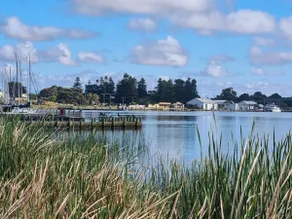 Brooking’s Perch—Riverside Stay near Cafés & Wharf - Image 4