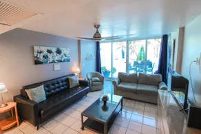 Beachfront Townhouse, free parking - Image 3