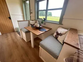 Luxury Shepherds Hut set in a countryside setting - Image 5