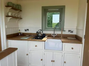 Luxury Shepherds Hut set in a countryside setting - Image 2