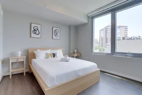 Metro-Connected Clarendon Stay - Image 3