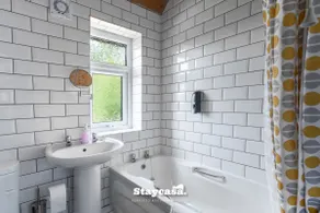 3-Bedroom House w Free Parking, Near MAN Airport! - Image 5