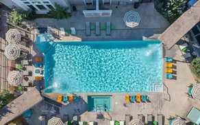 New Trendy 1BR Apartment with Heated Pool, Gym & Minigolf - Image 4