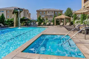 New Trendy 1BR Apartment with Heated Pool, Gym & Minigolf - Image 3