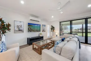50m to Beach · 4BR Family Home · Pets Welcome - Image 2