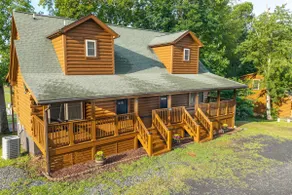 New! Renovated Log Cabin TH | Views | Downtown WJ - Image 2