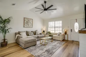 7 Mi to Lake Bridgeport: Home w/ Yard & Grill! - Image 5